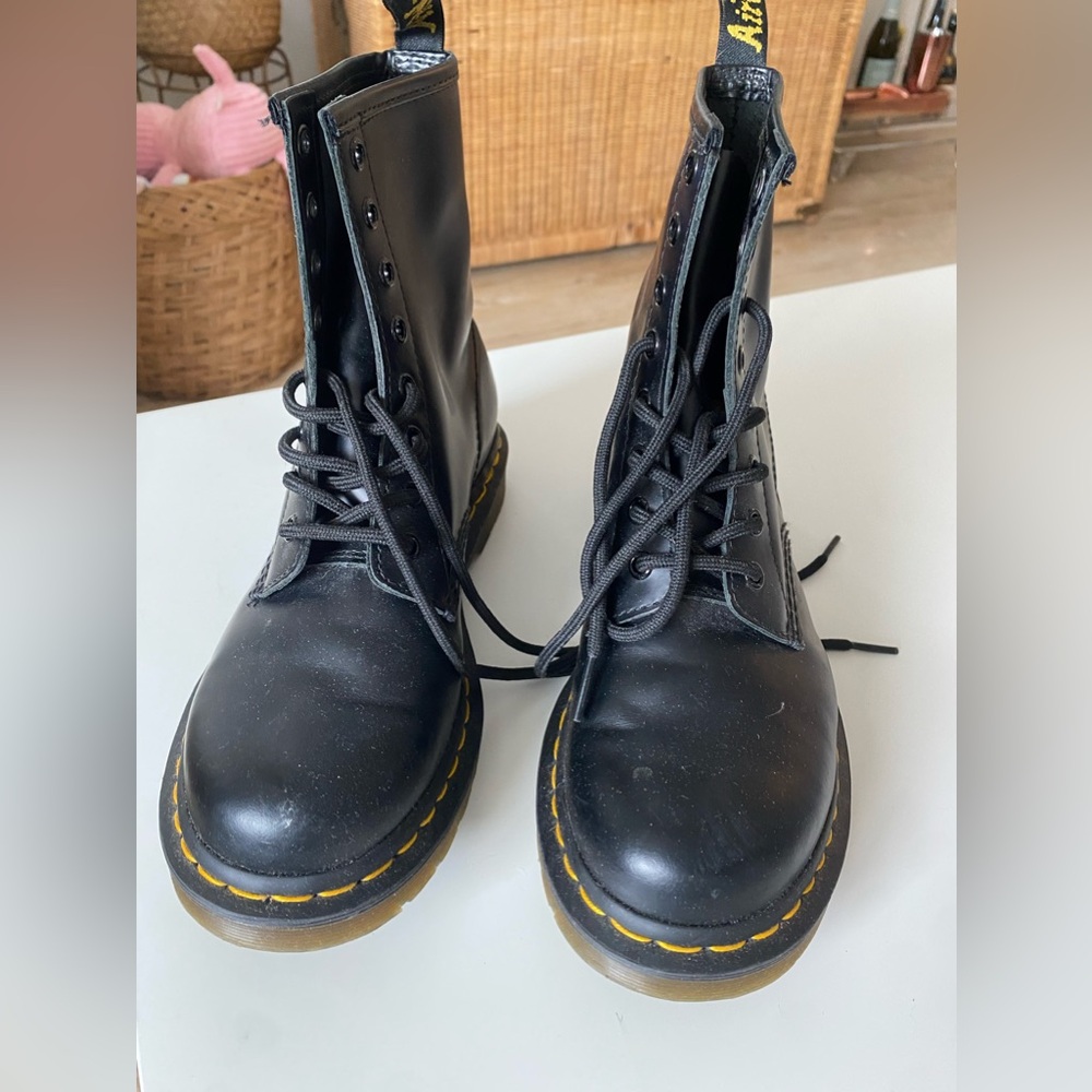 Dr. Marten 1460 WOMEN'S SMOOTH LEATHER LACE UP BOOTS